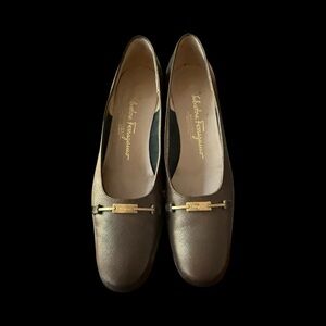 Salvatore Ferragamo Brown Leather Flats with Gold Accent sz 8 AA